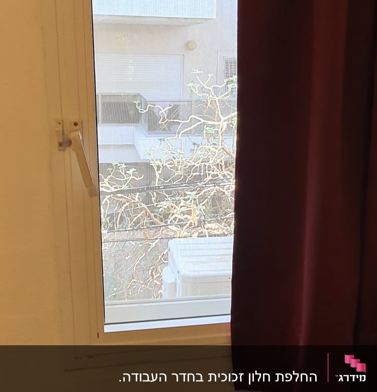 חלון זכוכית עם וילון בצד ימין